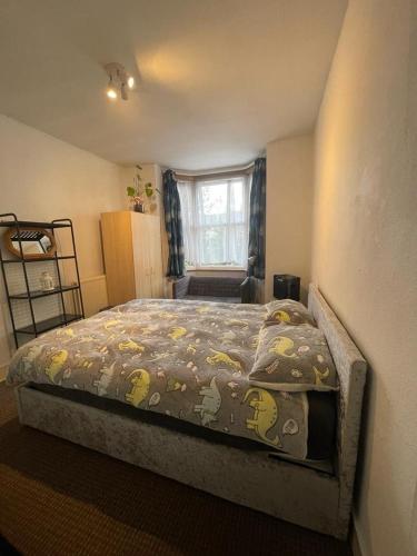 - une chambre avec un lit et une fenêtre dans l'établissement Confortable and central room, à Londres