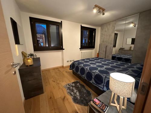 - une chambre d'hôtel avec un lit et un miroir dans l'établissement SnowLodge Valmalenco, à Caspoggio