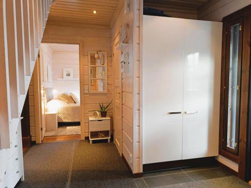 een slaapkamer met een deur naar een bed bij Kanerva in Syöte