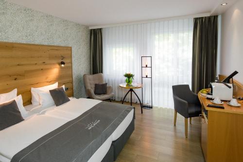 シュットルフにあるHotel Nickischのベッドと机があるホテルの部屋