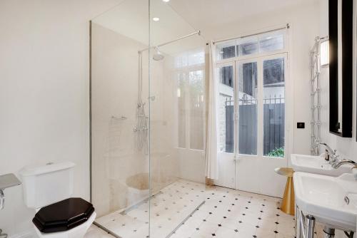 a bathroom with a shower and a toilet and a sink at CMG Jardin du Luxembourg - Pantheon in Paris
