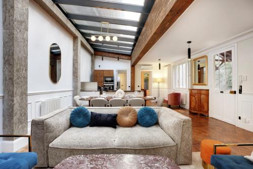 un salon avec un canapé et une table dans l'établissement Exceptional apartment - 3BR-8P - Pantheon, à Paris