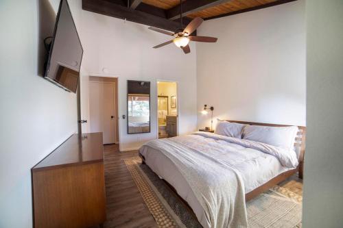 a bedroom with a bed and a ceiling fan at #456 - Alpine High Retreat - Ski-In, Walk to Canyon Lodge in Mammoth Lakes