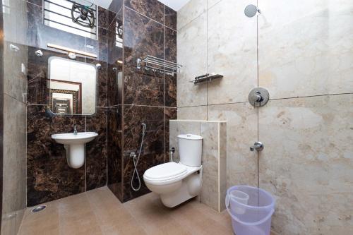 a bathroom with a toilet and a sink at Hotel Rifaya in Porto Novo