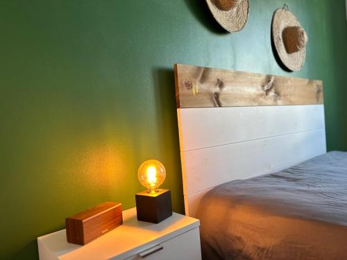- une chambre avec un lit et une lampe sur une table de chevet dans l'établissement Dream LOFT Paris&Disney--20min--, à Roissy-en-Brie