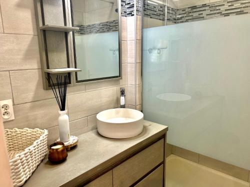 une salle de bain avec un lavabo et une douche en verre dans l'établissement Dream LOFT Paris&Disney--20min--, à Roissy-en-Brie