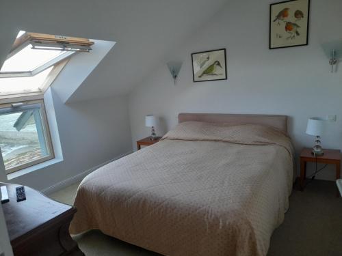ル・クロワジックにあるRésidence Saint Goustanのベッドルーム(ベッド1台、窓付)