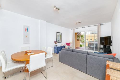 Beachfront 2 bedroom apt on best beach! RDR351