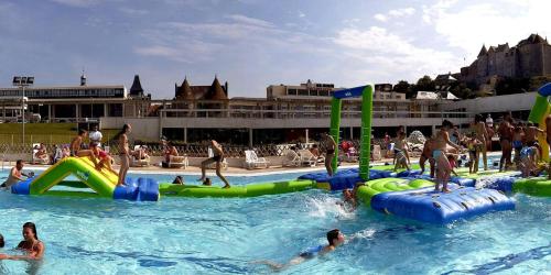 迪耶普的住宿－Le Nid Dieppois - Sur les Quais de Dieppe, Entre Port & Plage，一群人在游泳池玩耍