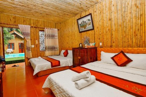 1 dormitorio con 2 camas y piscina en For You Homestay en Ninh Binh