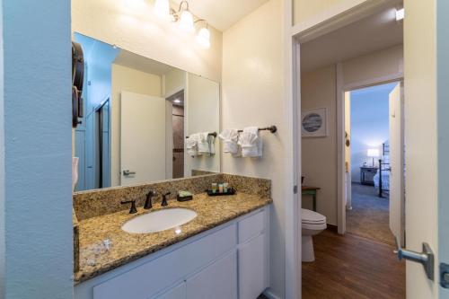 een badkamer met een wastafel en een spiegel bij #572 Walk to Eagle Lodge with Spa & Pool in Mammoth Lakes