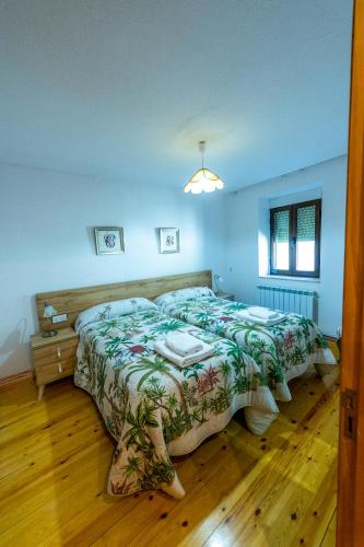 a bedroom with a large bed in a room at La Casa de Quico in Nocedo de Curueño
