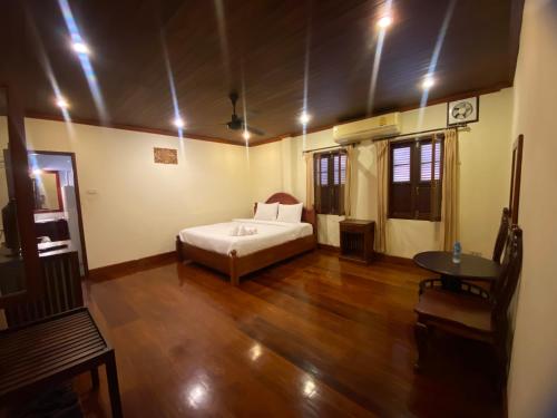 Posteľ alebo postele v izbe v ubytovaní somvang khily guesthouse 宋旺吉利 酒店
