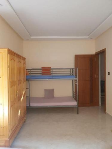 a room with two bunk beds in a room at Lixus Appartement- 1h Stadion & Airport Tanger in Larache