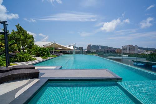 Bazén v ubytování Journeyhub Phuket Patong nebo v jeho okolí