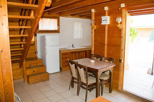 Η κουζίνα ή μικρή κουζίνα στο Arc de Bará Camping & Bungalows