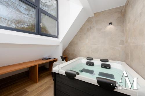 eine Badewanne im Bad mit Fenster in der Unterkunft Gorska idila - Villa Jela in Stari Laz