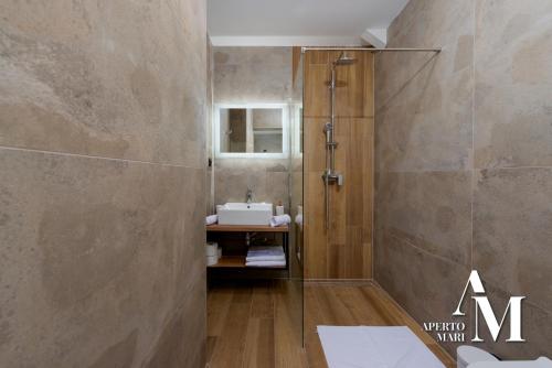 La salle de bains est pourvue d'une douche et d'un lavabo. dans l'établissement Gorska idila - Villa Jela, à Stari Laz