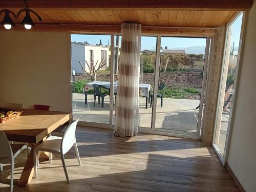 comedor con una gran puerta corredera de cristal en Casa del Contadino en Vittoria