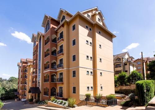 ein großes Apartmenthaus im Innenhof in der Unterkunft Cozy Residences by Trianum in Nairobi