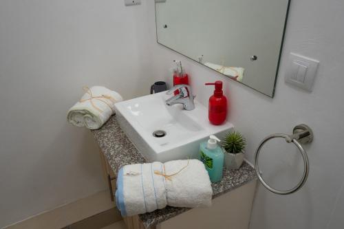 Un baño de Luxury beachfront duplex, Coin de Mire view / 3Bed