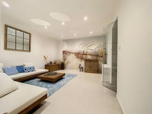 un salon avec un canapé et une table dans l'établissement Luxueuse villa de 4 suites, climatisation, vue mer, piscine, à Grimaud