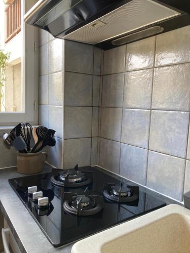 Il comprend une cuisine équipée d'un four et de plaques de cuisson. dans l'établissement Gite BUNUS, à Bunus