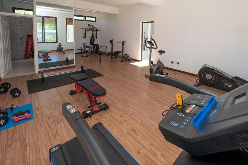 Gimnasio o instalaciones de fitness de Luxury beachfront duplex, Coin de Mire view / 3Bed