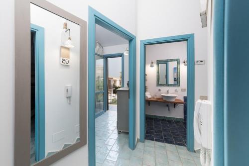 un bagno con lavandino e specchio di I Tre Golfi - Villa Iride a San Vito lo Capo
