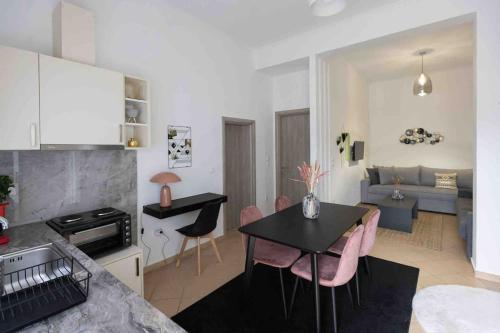 Η κουζίνα ή μικρή κουζίνα στο Feel Meteora 1BD luxury apt