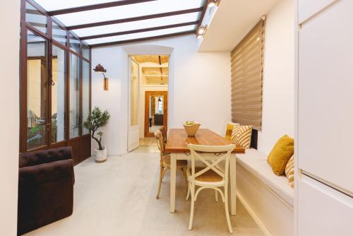 a dining room with a table and a couch at Bravissimo Mercaders 3, Old Town Oasis in Girona