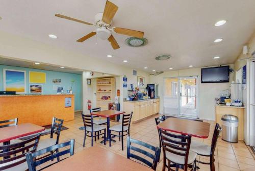 een restaurant met tafels en stoelen en een keuken bij Days Inn by Wyndham Socorro in Socorro