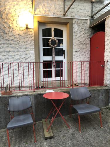 two chairs and a table in front of a building at Blaues Zimmer, -keine Wohnung, keine Küche-mit grossem Balkon, Bad ist ein Traum, nur 50 Schritte zum Radweg am Main in Mainstockheim
