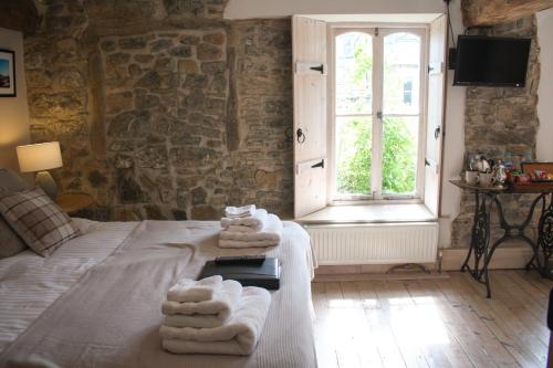 Una cama o camas en una habitación de The Pinfold