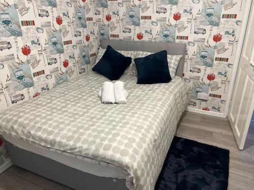 sypialnia z łóżkiem z 2 poduszkami w obiekcie Remarkable 3-Bed House in Basildon w mieście Basildon