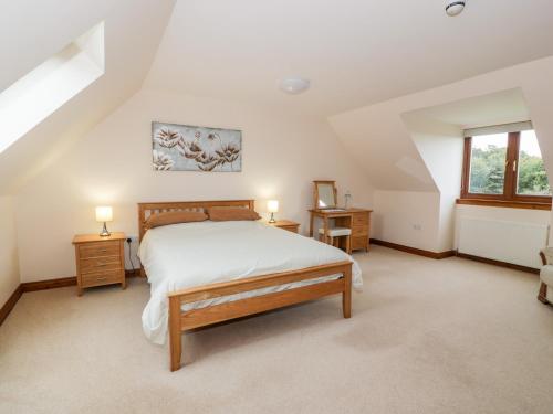 sypialnia z łóżkiem i 2 szafkami nocnymi w obiekcie Cairnhapple House w mieście Stranraer