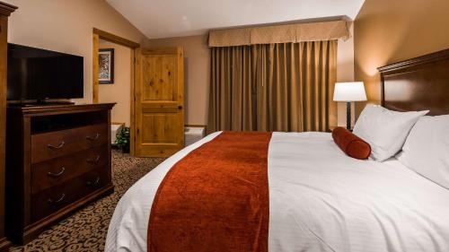 Ένα ή περισσότερα κρεβάτια σε δωμάτιο στο Best Western Tyrolean Lodge