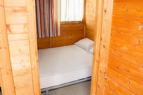 Ένα ή περισσότερα κρεβάτια σε δωμάτιο στο Arc de Bará Camping & Bungalows