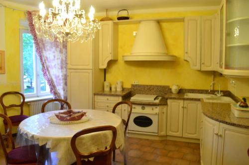 a kitchen with a table and a chandelier at Relais De La Place in Desenzano del Garda