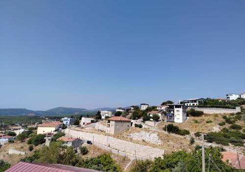 Blick auf eine kleine Stadt auf einem Hügel in der Unterkunft village house in Burunabat