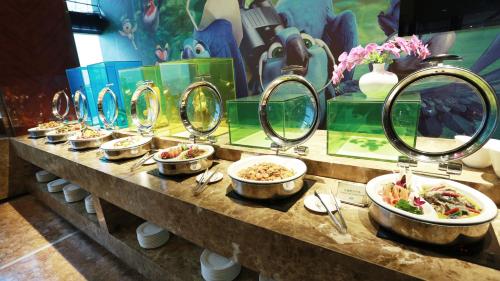 a buffet line with plates of food and mirrors at Days Hotel & Suites China Town---Five minutes to reach Changsha Station, the metro Line 2 & Line 6 are nearby,free gym & laundromat,Chinese and Western buffet breakfast is offered on the 31st floor in Changsha