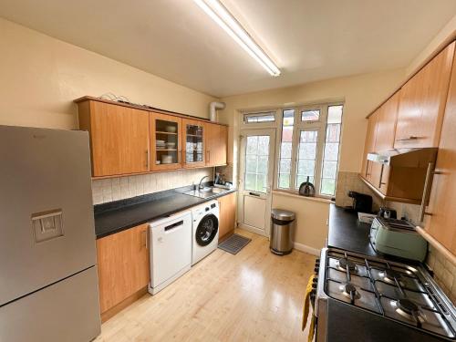 Kuchyň nebo kuchyňský kout v ubytování 2 Bed Flat - short walk from Brent Cross Station