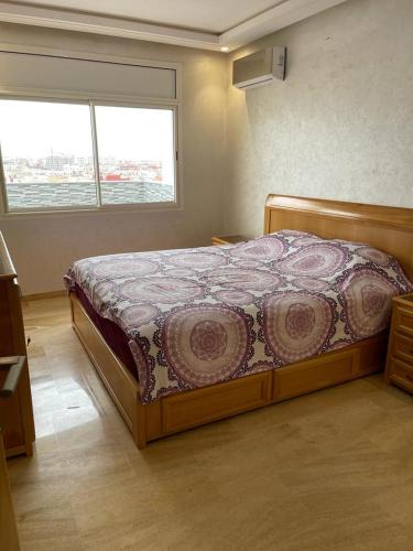 ein Schlafzimmer mit einem Bett in einem Zimmer mit einem Fenster in der Unterkunft Tarek tours in Inezgane
