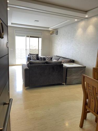 ein Wohnzimmer mit einem Sofa und einem Tisch in der Unterkunft Tarek tours in Inezgane