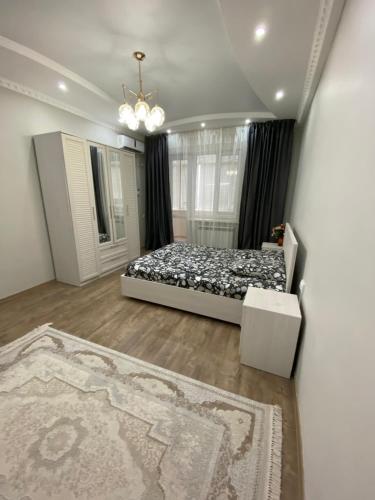 ein großes Schlafzimmer mit einem Bett und einem Teppich in der Unterkunft Двухкомнатные бизнес апартаменты в ЖК Томирис in Atyrau