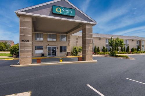 a hotel with a sign on the front of a building at Quality Inn Aurora - Naperville Area in Aurora