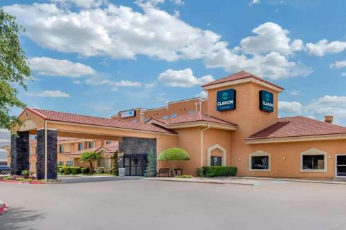 アービングにあるClarion Inn & Suites DFW Northの駐車場付きホテル