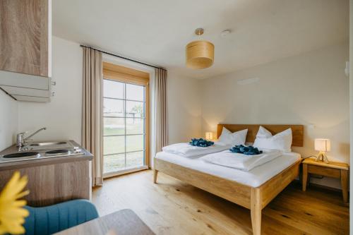 a bedroom with a bed with blue flowers on it at Käferberghof 