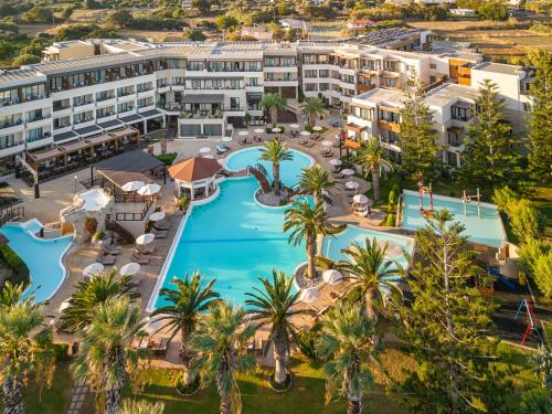 - une vue aérienne sur un complexe avec une piscine et des palmiers dans l'établissement D'Andrea Mare Beach Hotel, à Ialyssos
