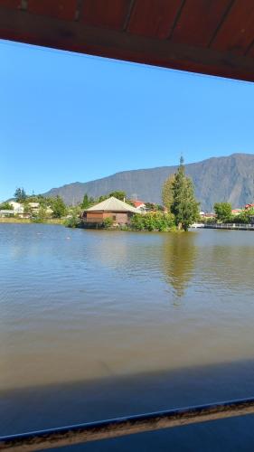 錫拉奧的住宿－La Kaz'ida，享有一大片水景